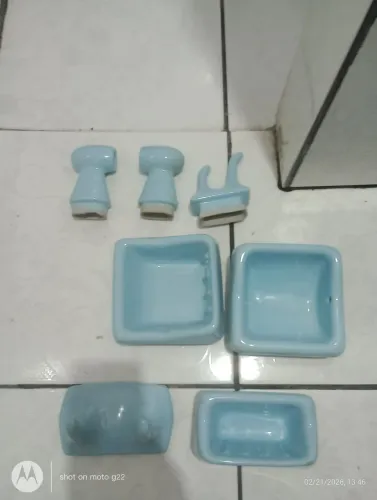 Jogo banheiro porcelana azul.