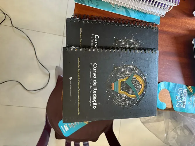 Apostilas e materiais de estudo para enem, acompanhado de apostilas para redação.