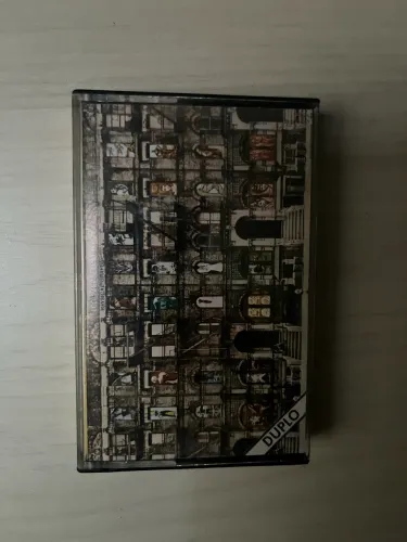 fita K7 do clássico álbum duplo Physical Graffiti, do Led Zeppelin