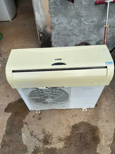 Ar condicionado modelo York 12mil btus, convencional.