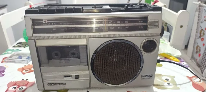 RADIO PORTÁTIL SANYO ANOS 80 FUNCIONANDO. 