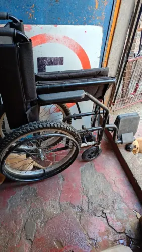Vende-se uma cadeira de rodas