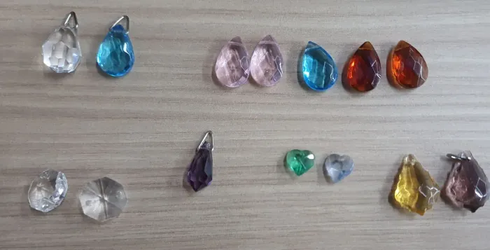 Mix de pingentes de cristal lapidado colorido para bijus