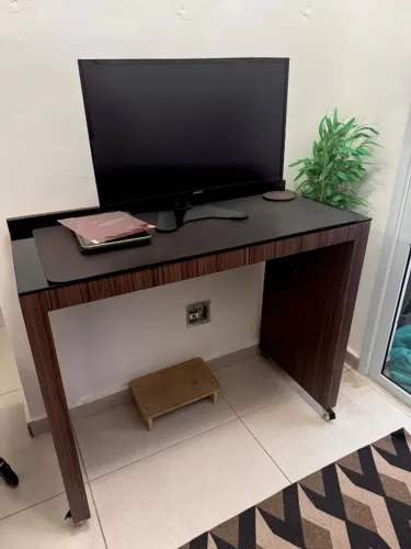 Mesa Escritório com Gaveteiro Madeira Rodízio