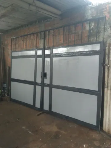 Vende se um portao de 2 banda no precinho interessado é só fala