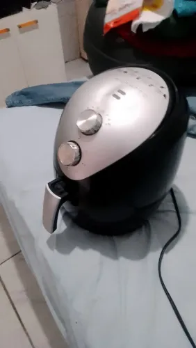 Vendo panela elétrica Airfryer valor 50reais aceito cartão fone *