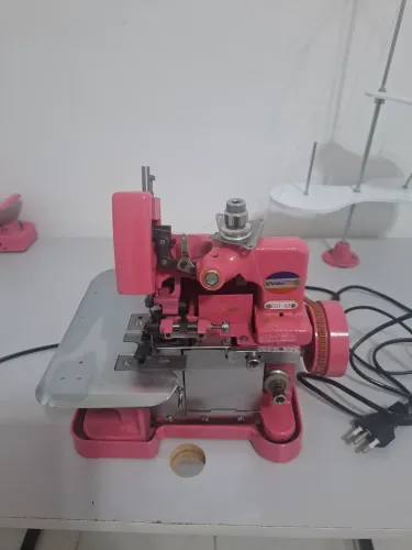 Máquina de costura overloque/overlock chinesinha rosa, nova!