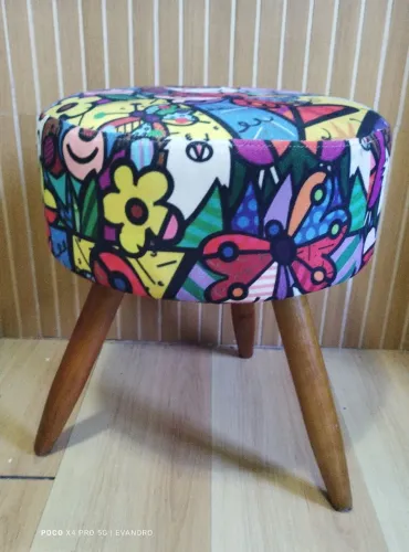 Puff com estampa Romero Britto