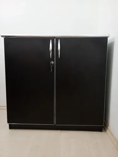 Armário Escritório, 2 portas + Chave em excelente estado para uso