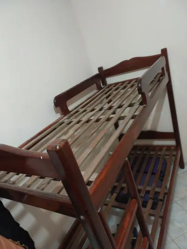 Cama Beliche, Madeira maciça envernizada, com estrado. Já desmontada para facilitar