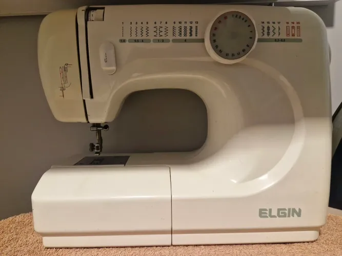 Vende-se máquina de costura