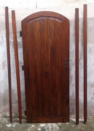 Porta de madeira de lei
