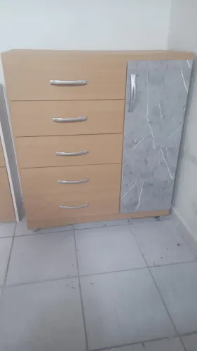 Vendo cômoda 5 gavetas 1 porta