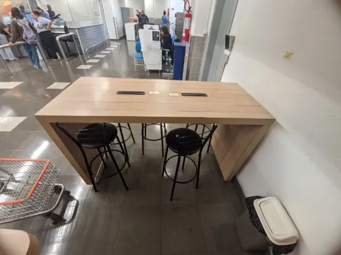 Mesa MDF com entrada usb e tomada