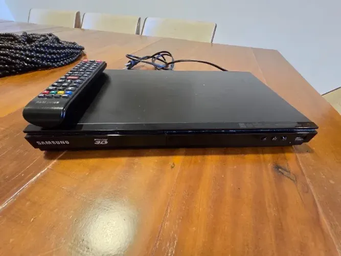 Blu-ray 3D Samsung BD-E5500 com Controle - Lê DVD/CD