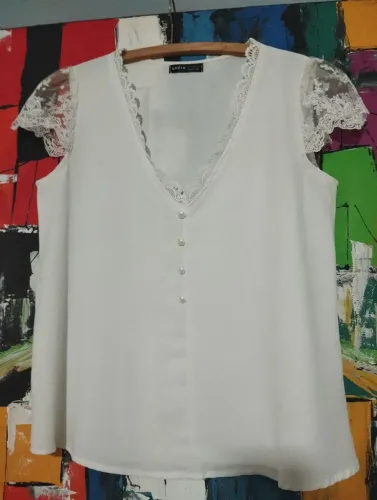 Blusa branca shen Tam . P botões perolados e renda nas mangas