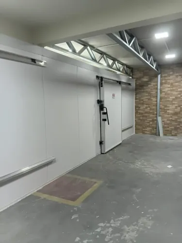 CAMARA FRIA TECNO MAQUINAS - PORTA DE CORRER