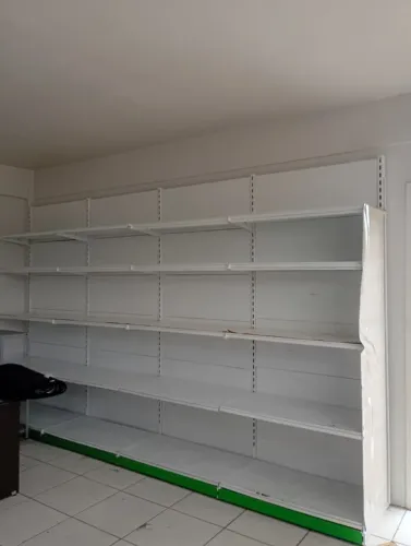 Prateleiras Metálicas de Parede - Ótimo Estado