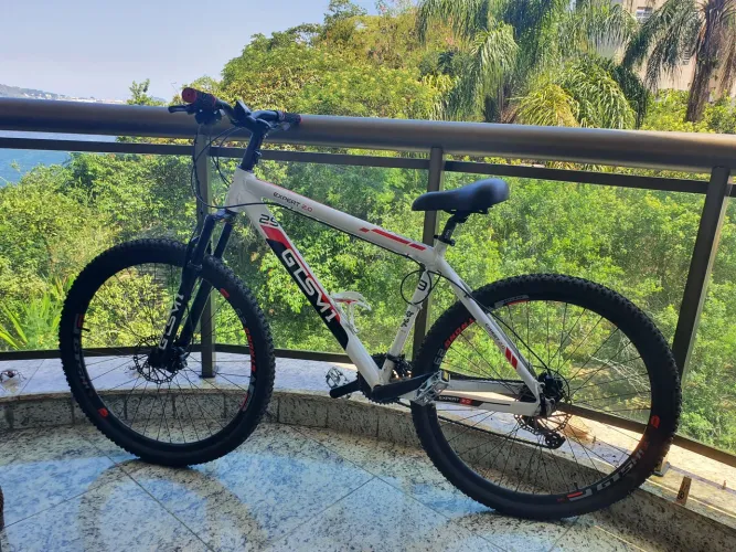 Bike bicicleta com pouco uso não tenho tempo para usar,