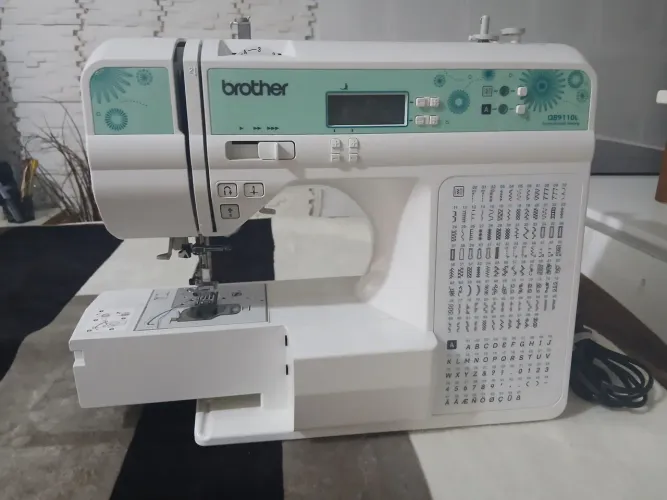 Máquina de costura eletrônica