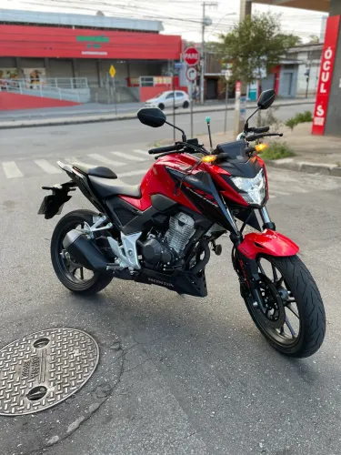 Cb300f com 6 mil km rodado troco pro moto do meu interesse