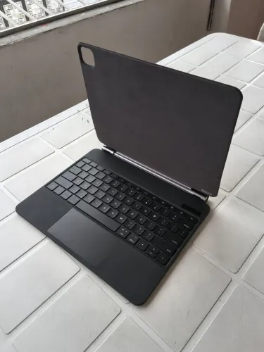 Capa teclado 13 pol para ipad m4 e m5 em perfeito estado.