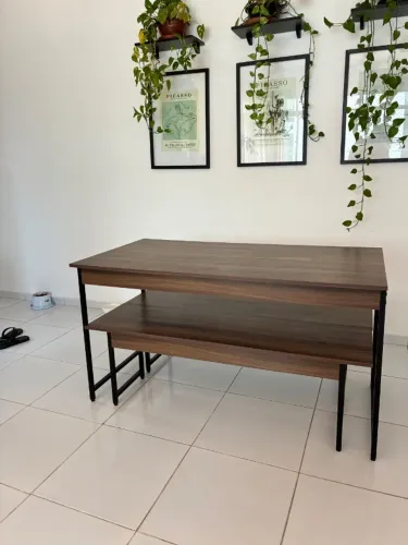 Mesa de jantar com bancos 