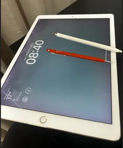 iPad Pro 12.9 polegadas - 2ª geração, com 256 GB de armazenamento, na cor dourada.