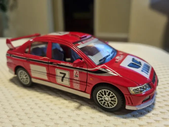 ?Miniatura Mitsubishi Lancer Evolution 1/24