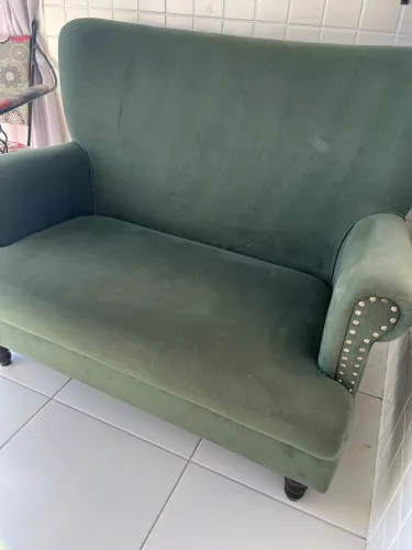 Sofá 2 lugares estilo clássico em veludo verde