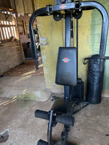 Máquina de musculação e esteira