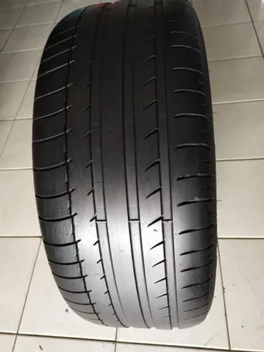 Um pneu 255 45 20 Michelin