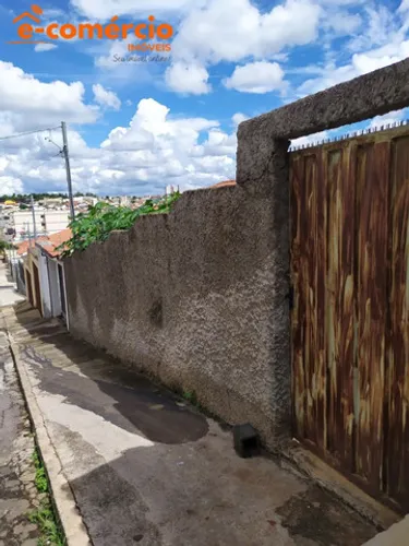 Lote todo murado no bairro Cruzeiro do Sul, em Lavras-MG.