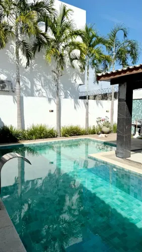 Casa térrea com piscina e churrasqueira em condomínio fechado