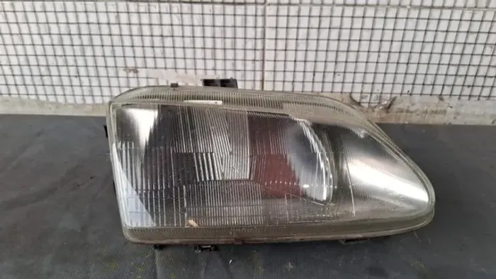 Farol Direito Renault Megane 96/99  Com Detalhe