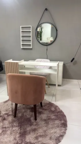 Vendo mesinha de manicure, com expositor de esmaltes e cadeira estofada branca.