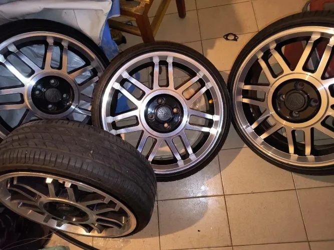 Rodas Snowflakes17  tala 6 Aro semi novas pneus Dellinte 165/40/17 montadas e balanceadas