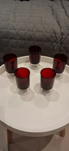 Jogo de taças de vidro vermelho