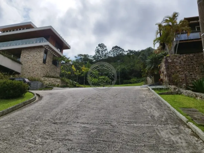 Terreno em condomínio fechado com 750 M² no Canto da Lagoa na Lagoa da Conceição em Floria