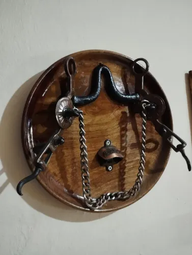 Suporte de parede com freio animal original abridor de garrafas madeira Nobre