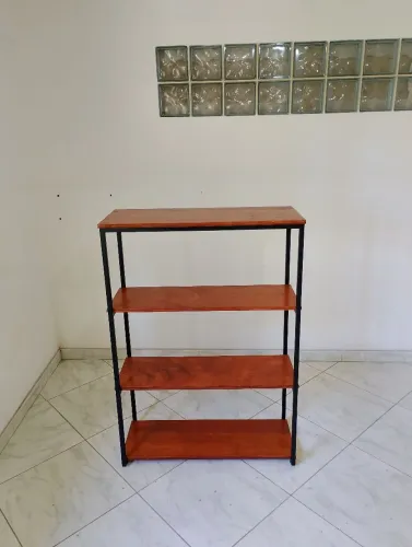 Estante de madeira com estrutura preta
