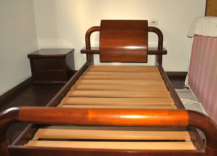 Cama de solteiro e mesa de cabeceira em madeira