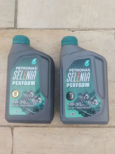 Dois litros de óleo Automotivo Petronas Selênia 5W30 