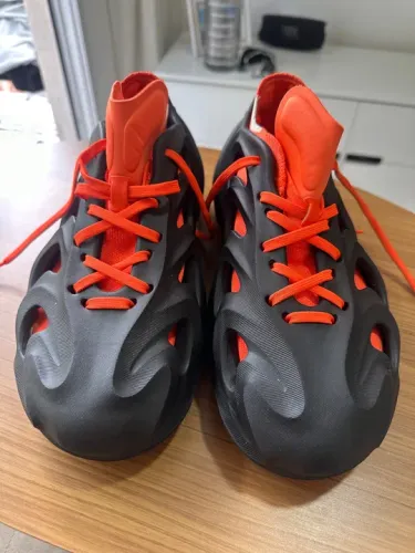 Adidas Yeezy AdiFom novo, sem uso, ORIGINAL