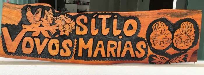 Placas e tábuas rústicas para churrascos entalhadas em madeira 