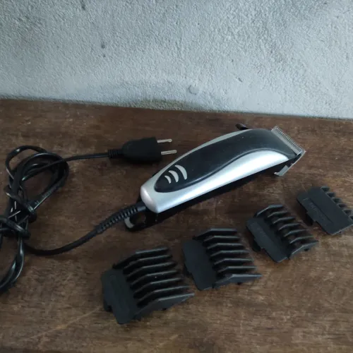Máquina de cortar cabelo mondial 