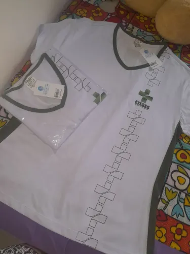 Duas camisas tamanho G do eteses nunca foi usada