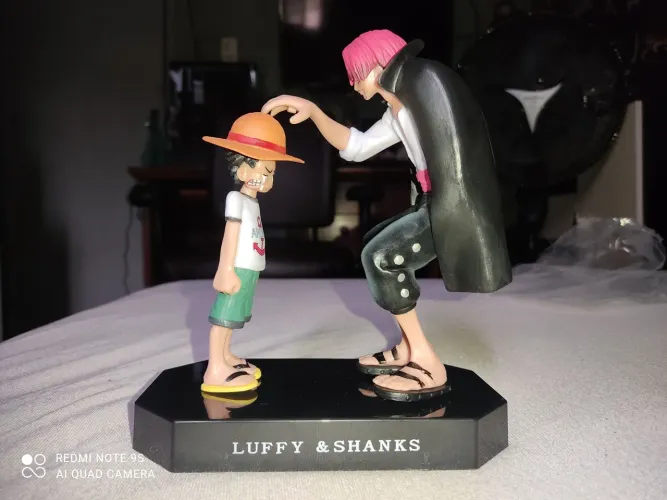 Action figure Luffy e Shanks - One Piece