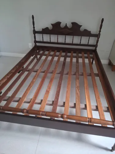 Cama de casal de madeira maciça - Antiguidade