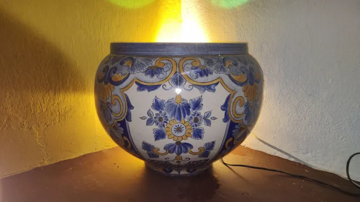 Vaso de porcelana antiga pintado a mão